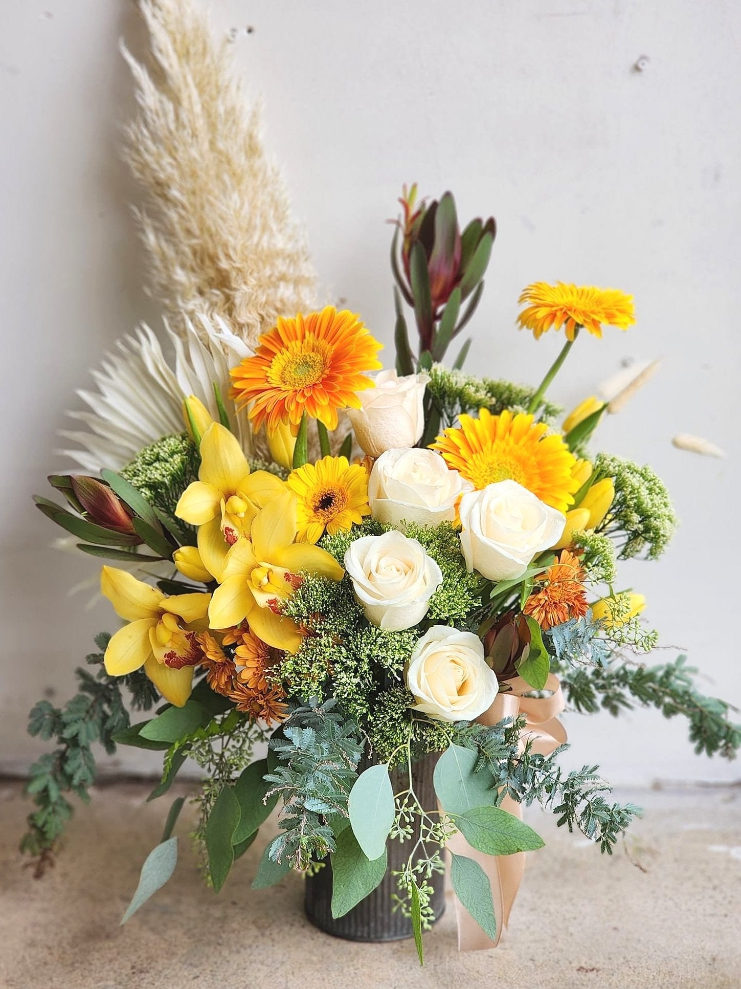Autumn flower arrangement fall florals. Chicago, IL same day flower delivery top chicago florist. 