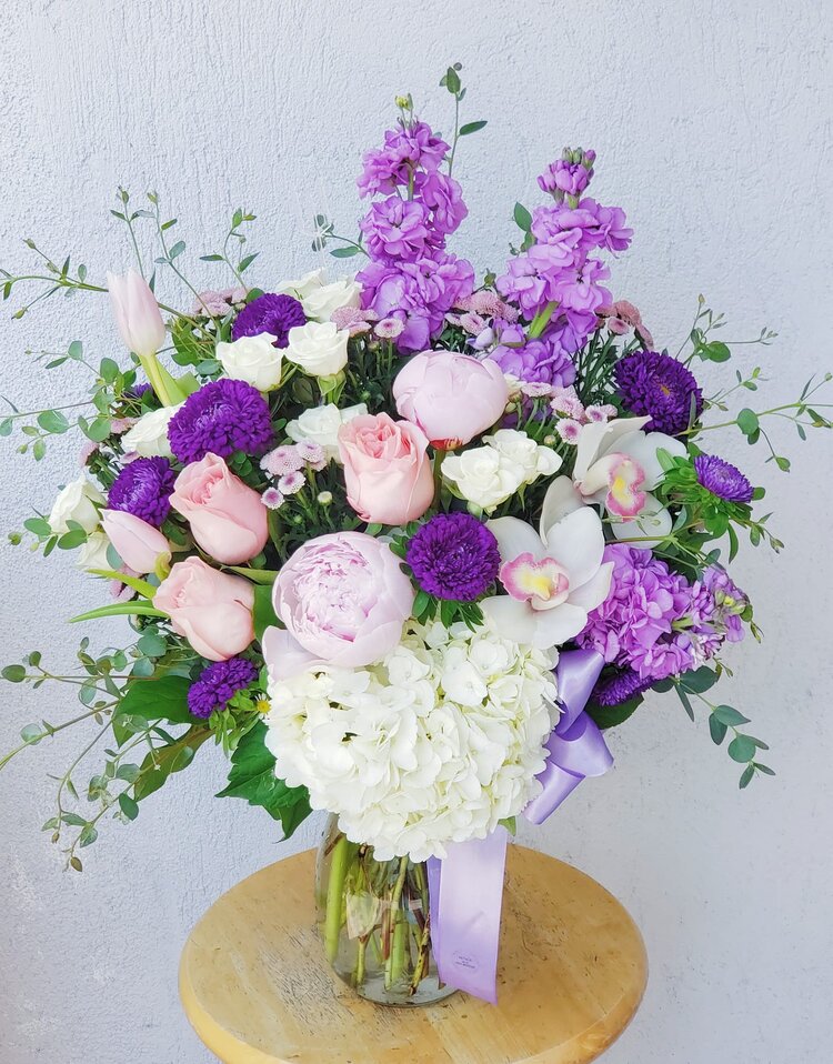 Queen - www.bloomfloralshop.com